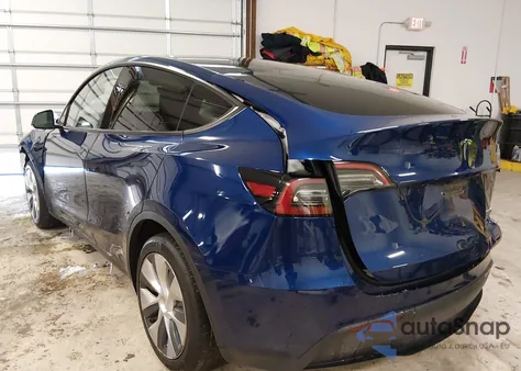 2024 Tesla Model Y Long Range Dual Motor All-Wheel Drive z USA, uszkodzony, nr VIN 7SAYGDEE4RA216121